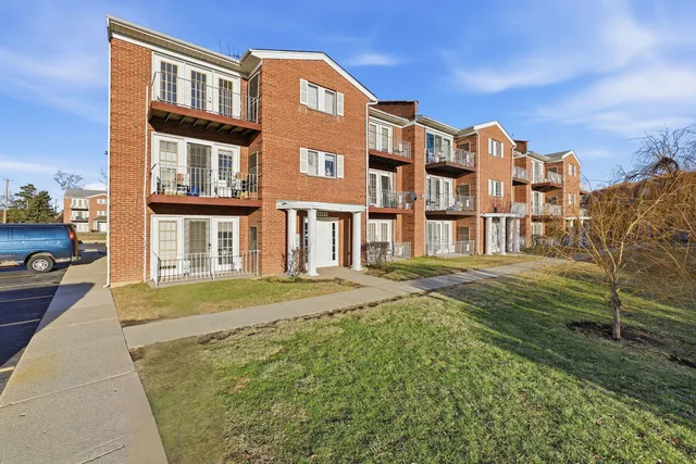 $2,100 | 4180 Williamsburg Court, Unit 301, Glenview, IL 60025