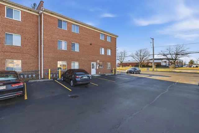 $2,100 | 4180 Williamsburg Court, Unit 301, Glenview, IL 60025