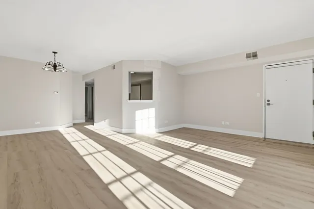 $2,100 | 4180 Williamsburg Court, Unit 301, Glenview, IL 60025