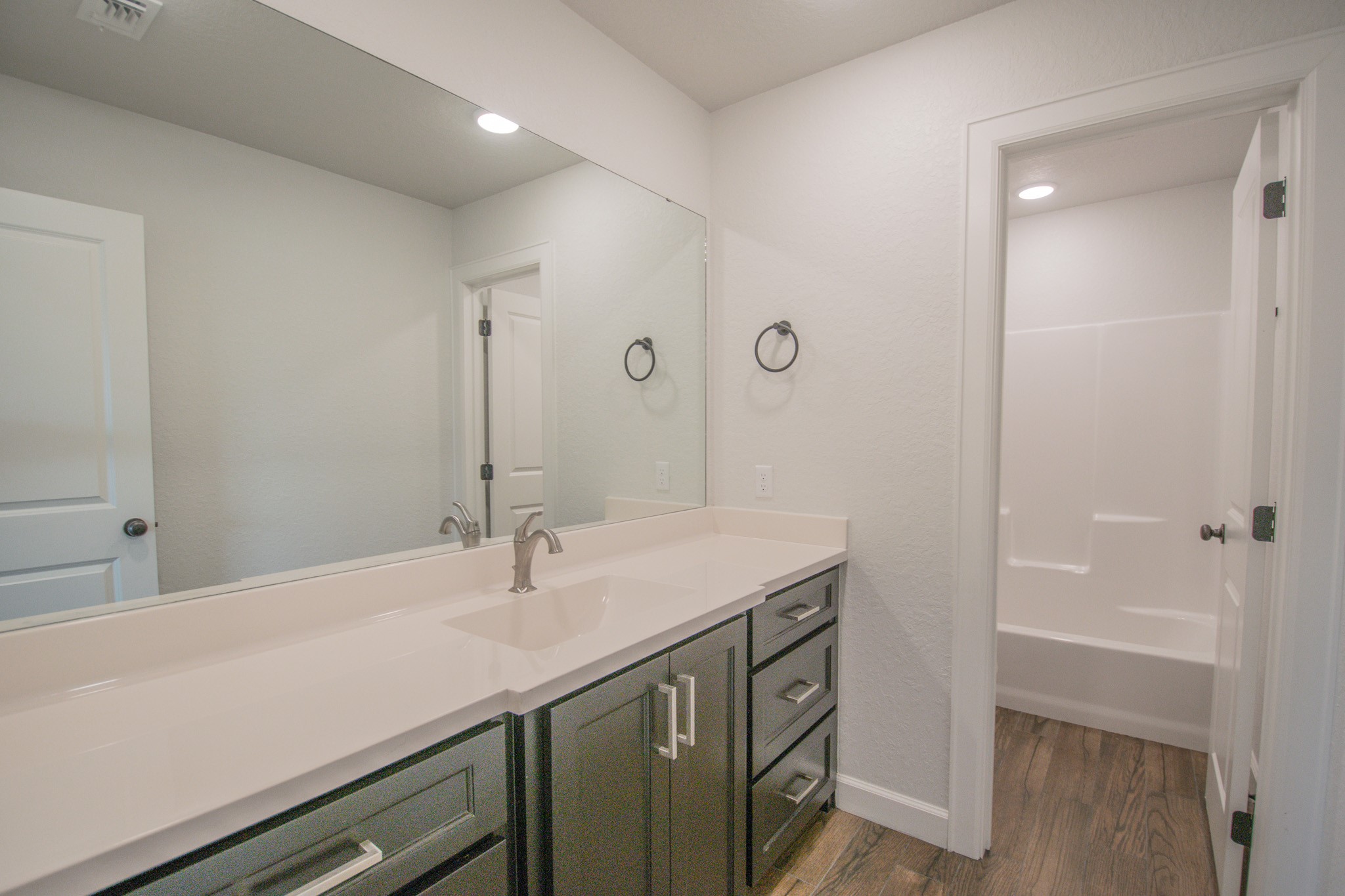 16 Greystone Court Angleton, TX 77515 - Photo 32 of 43 Upstairs Bathroom