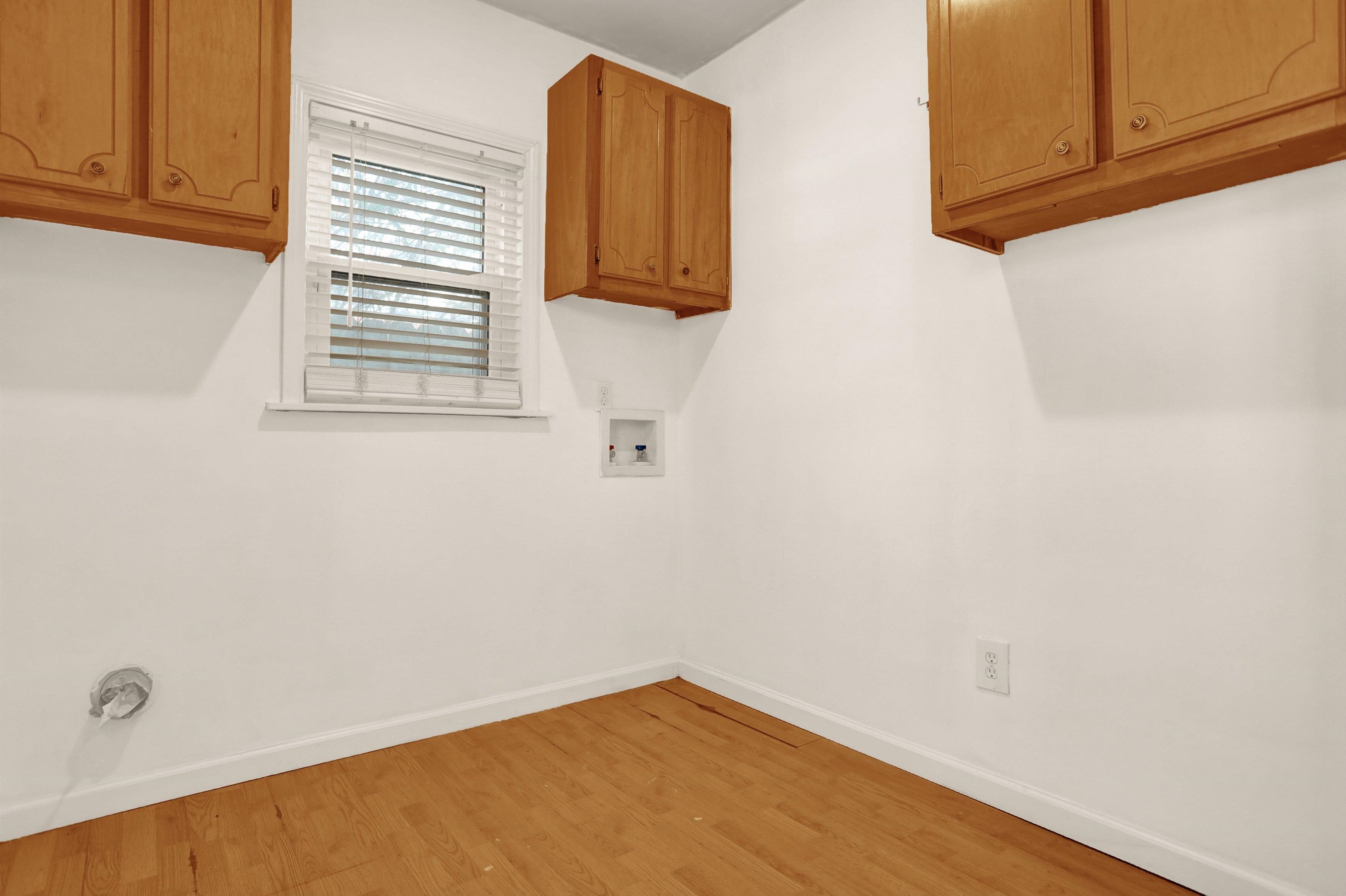 1459 Flamingo Road Memphis, TN 38117 - Photo 26 of 31 a view of a closet and window