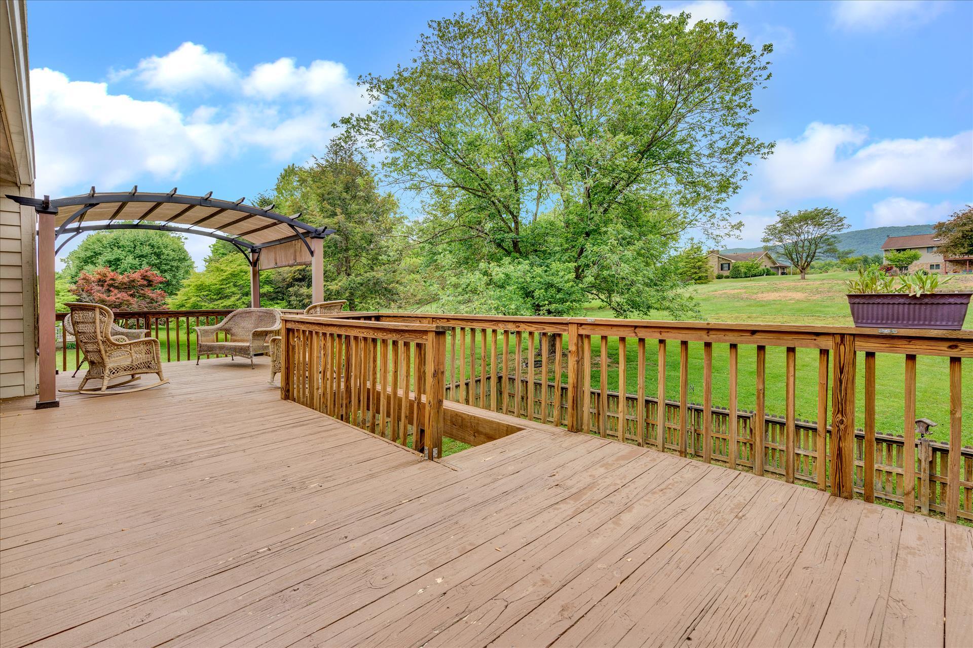 4720 Phyllis Road Northeast Roanoke, VA 24012 - Photo 17 of 59 Entry Deck