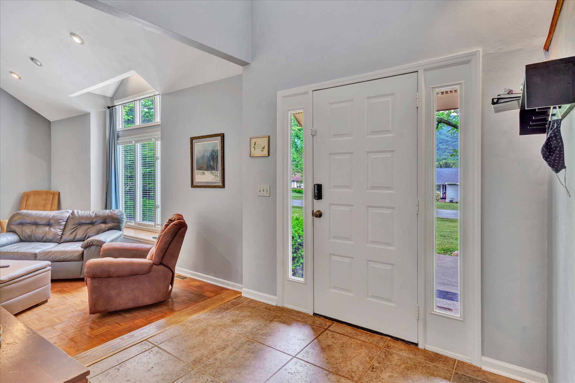 4720 Phyllis Road Northeast Roanoke, VA 24012 - Photo 23 of 59 Foyer