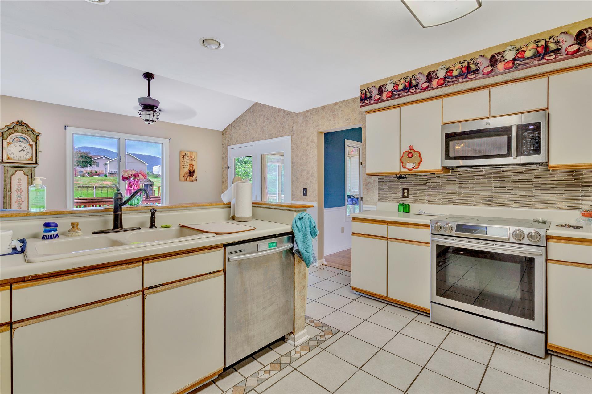 4720 Phyllis Road Northeast Roanoke, VA 24012 - Photo 30 of 59 Kitchen