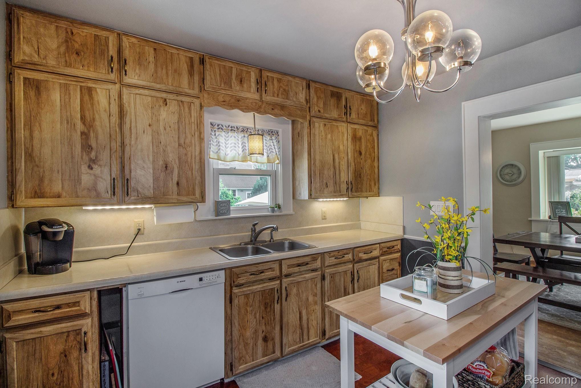 311 Strathmore Road Lansing, MI 48910 - Photo 7 of 21 IMG_5285.jpg