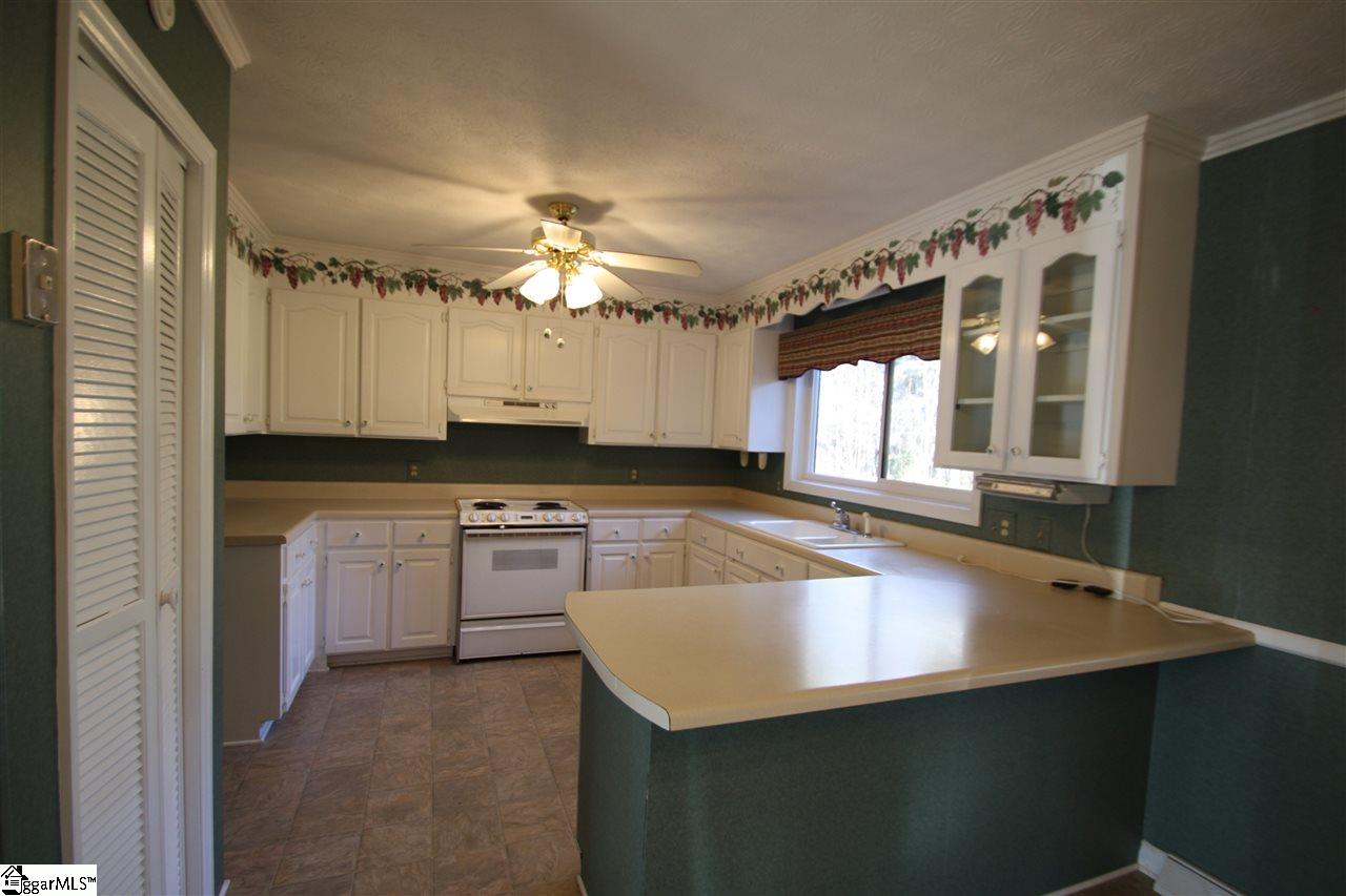 158 North Rutherford Road Greer, SC 29651 - Photo 5 of 30