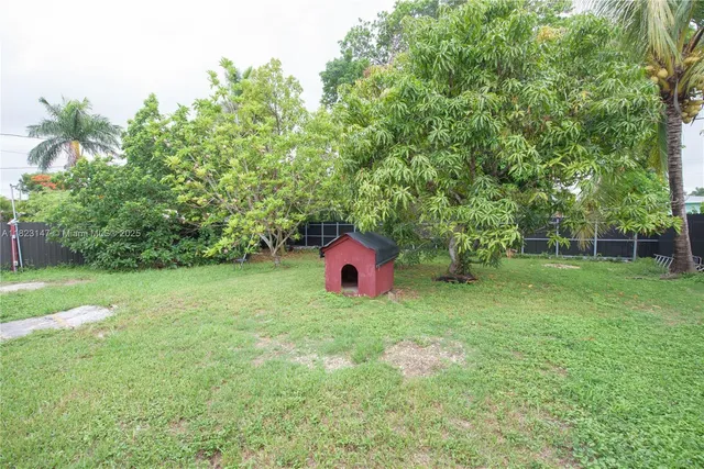 a view of a backyard with basketball court