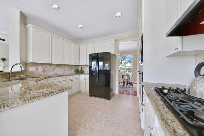 3206 Summer Bay Drive Sugar Land, TX 77478 - Photo 19 of 43 a kitchen with a stove and a refrigerator