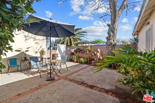 a view of outdoor space yard and porch