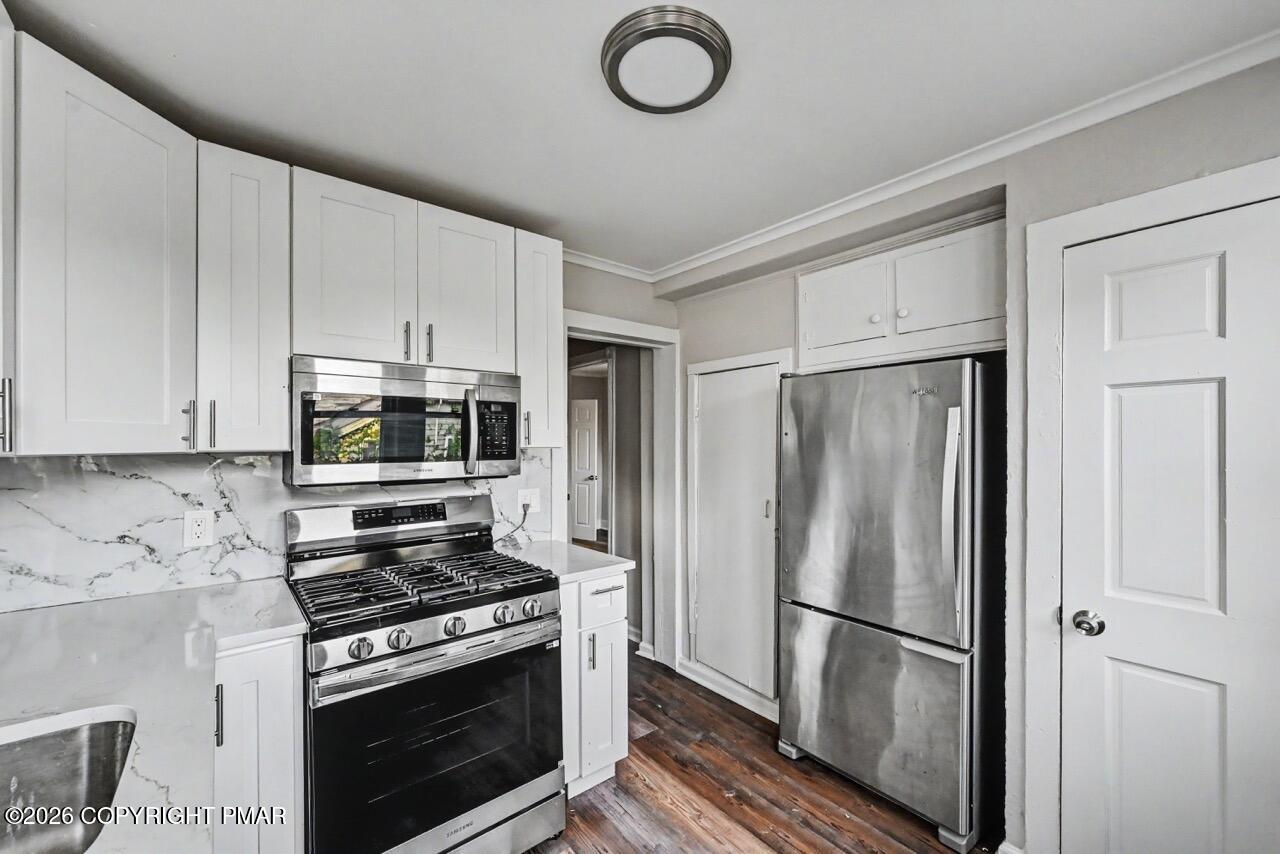 432 Edwards Court Scranton, PA 18504 - Photo 15 of 34 a kitchen with appliances a refrigerator and cabinets