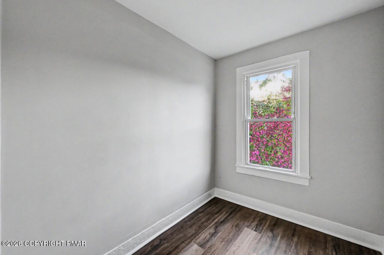 432 Edwards Court Scranton, PA 18504 - Photo 31 of 34 a view of hallway with window