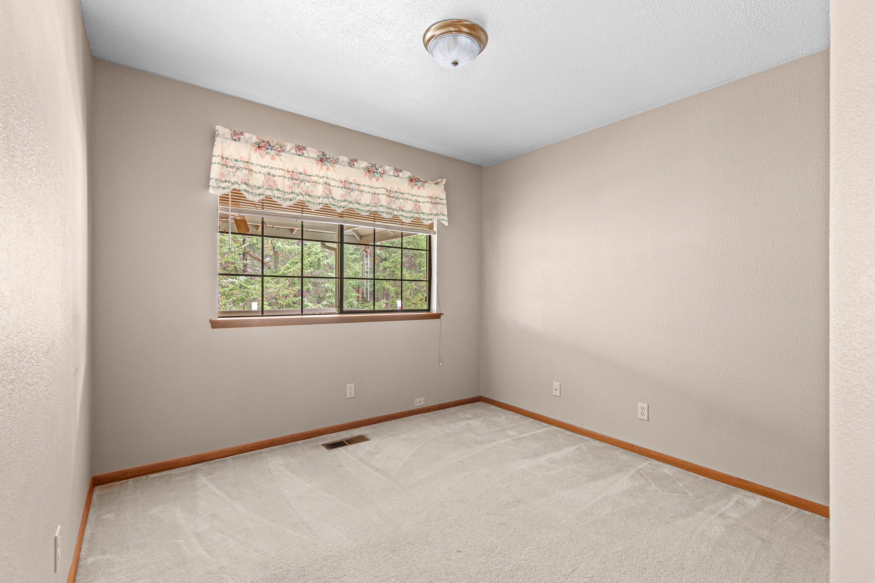 354 October Lane Merlin, OR 97532 - Photo 20 of 28 Bedroom 3/Office
