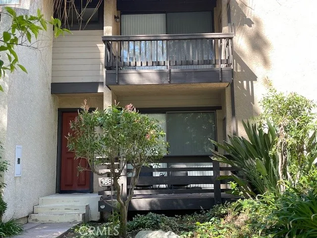 a view of statue in a yard