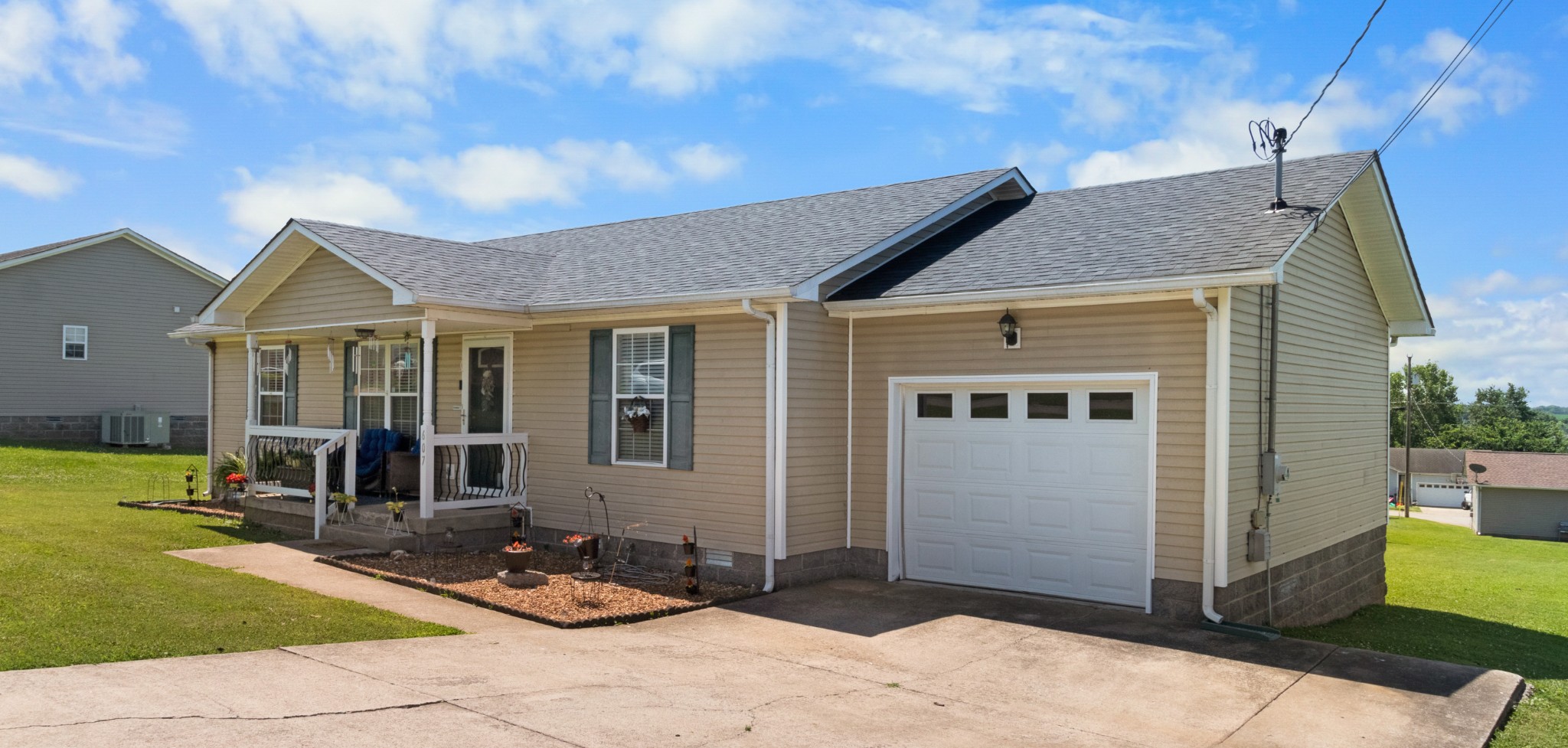 607 Avondale Road Oak Grove, KY 42262 - Photo 2 of 32 a front view of a house with garden