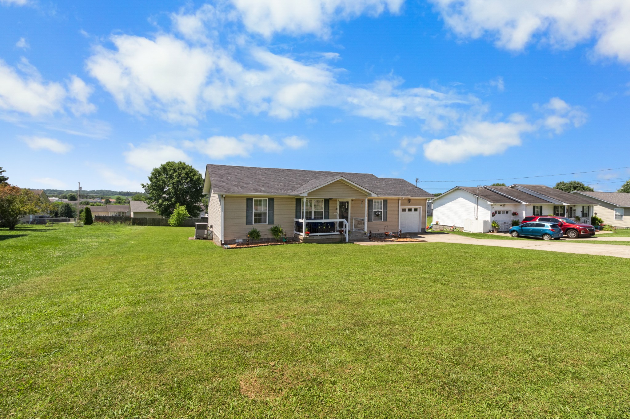 607 Avondale Road Oak Grove, KY 42262 - Photo 6 of 32 a front view of a house with garden