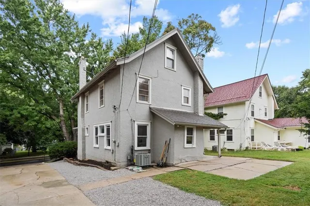 $425,000 | 4605 State Line Road, Kansas City, MO 64112