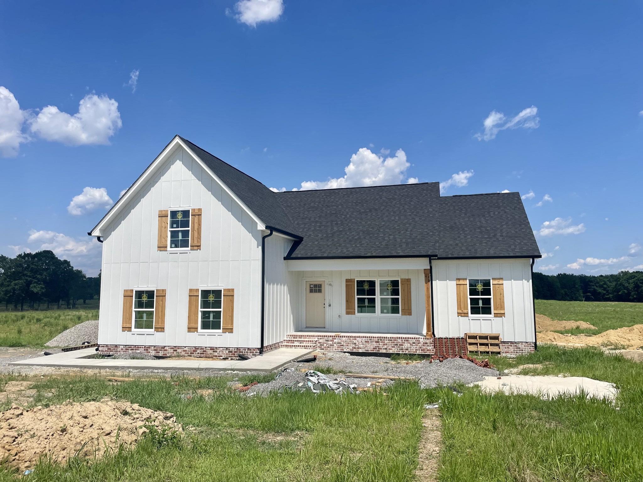 725 Jackson Road Portland, TN 37148 - Photo 1 of 3 a view of a house with swimming pool and a yard