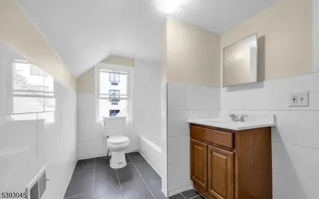 $3,288 | 168 North 5th Street, Unit 2, Newark, NJ 07107