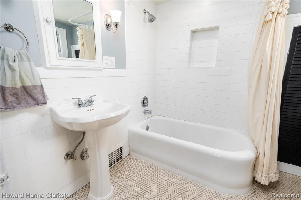 40 Chippewa Road Pontiac, MI 48341 - Photo 13 of 32
