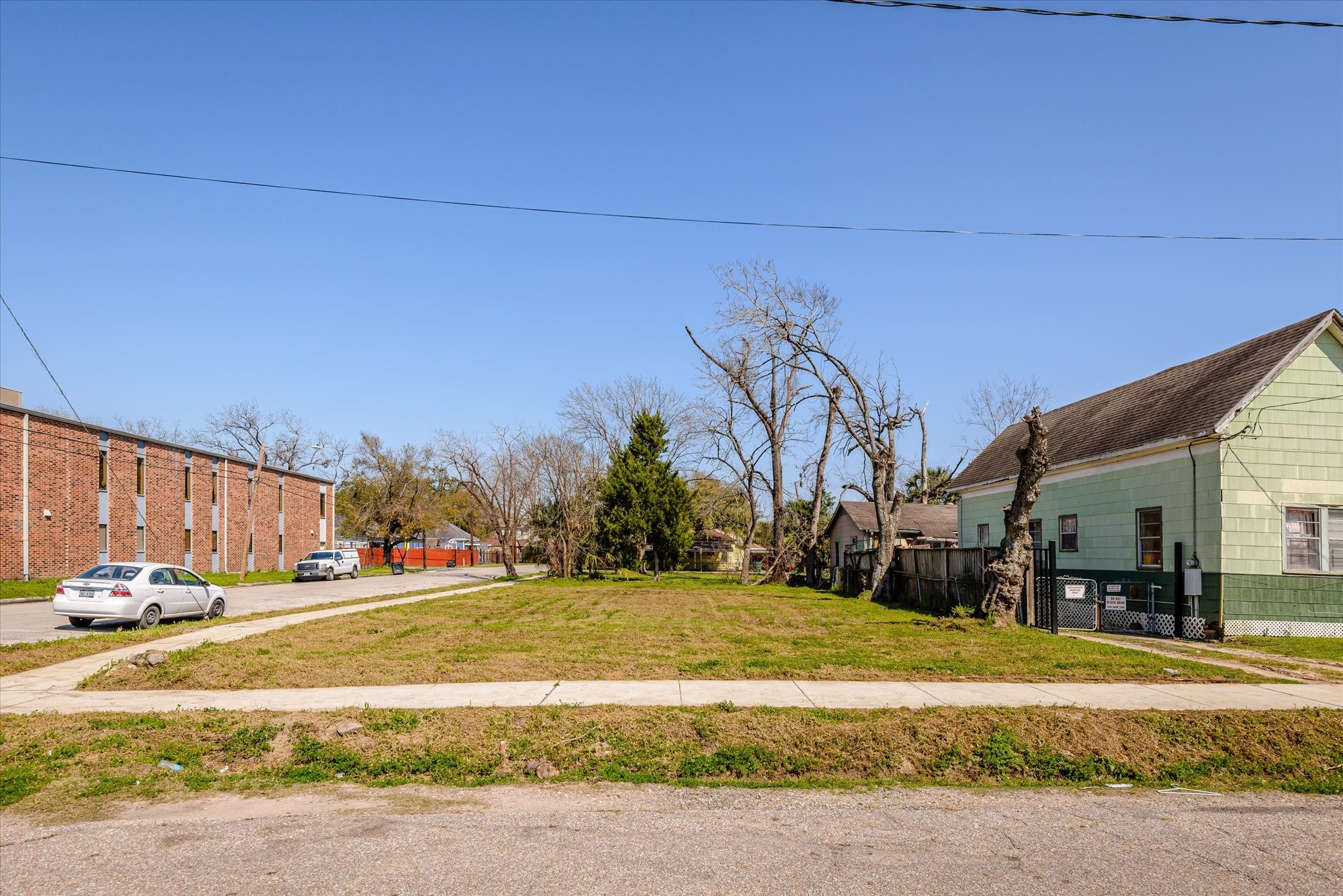1724 Common Street Houston, TX 77009 - Photo 15 of 18 a view of a basketball court