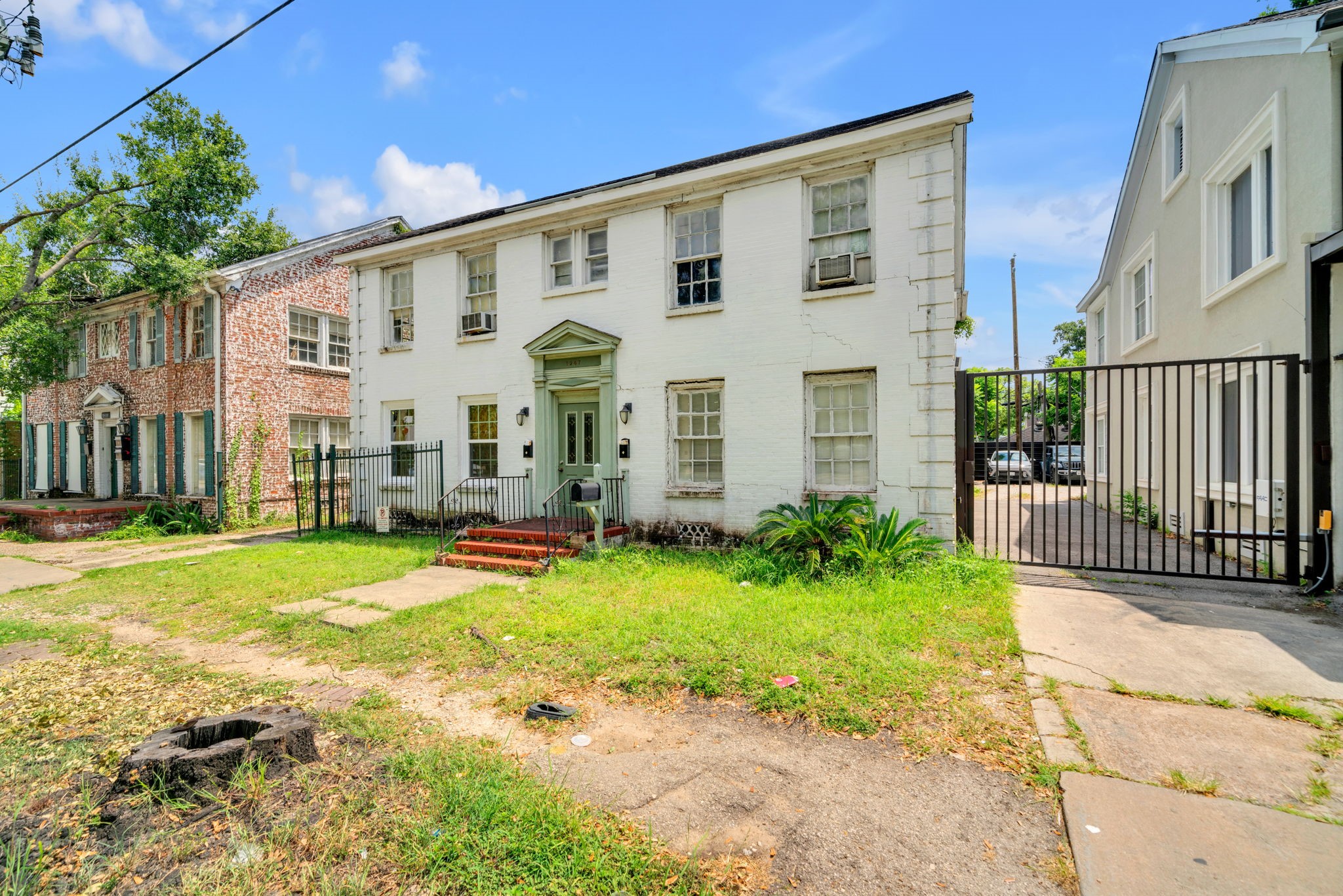 1947 Richmond Avenue, Unit A Houston, TX 77098 - Photo 2 of 14 a view of a house with backyard and sitting area