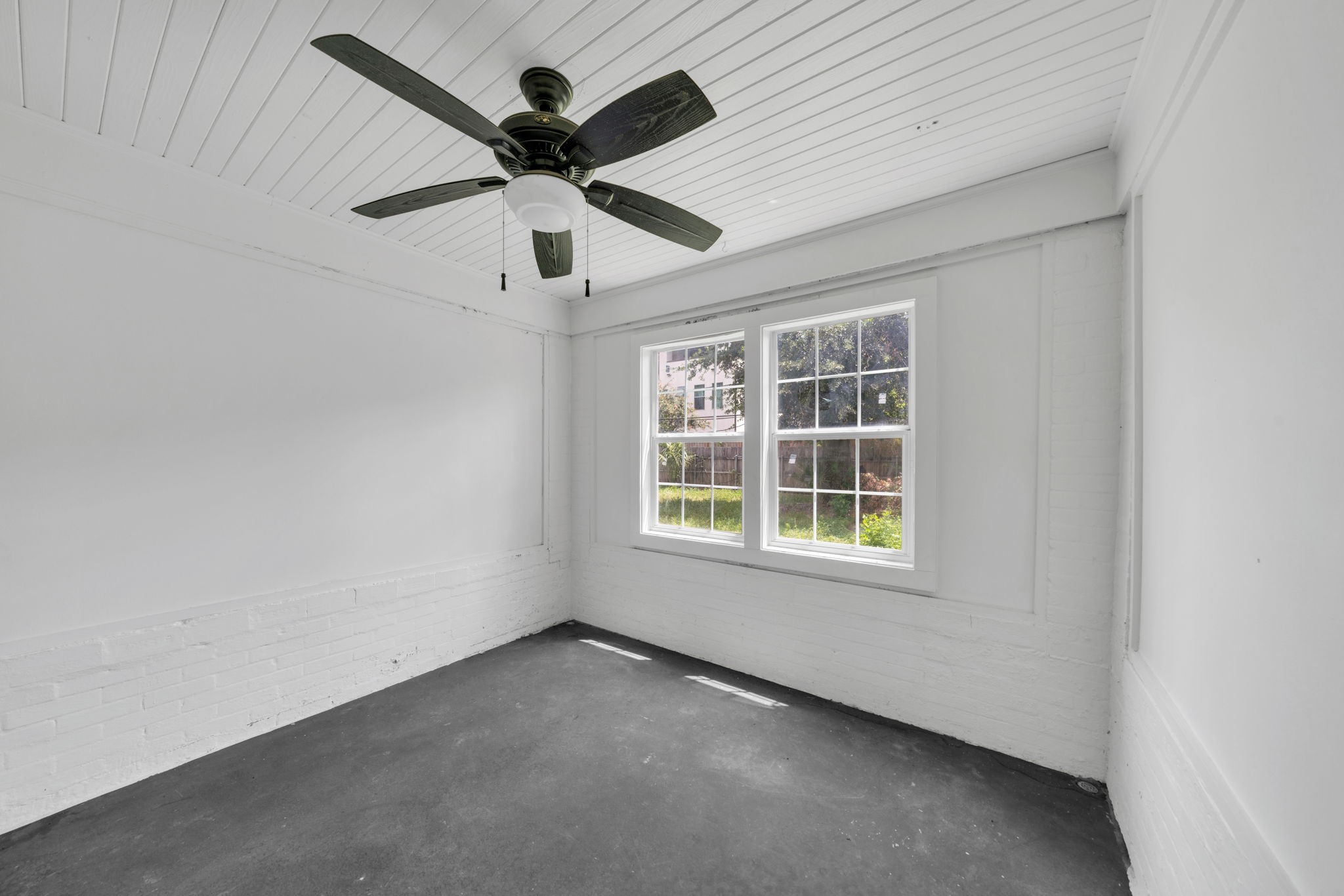 1947 Richmond Avenue, Unit A Houston, TX 77098 - Photo 7 of 14 an empty room with a ceiling fan and windows