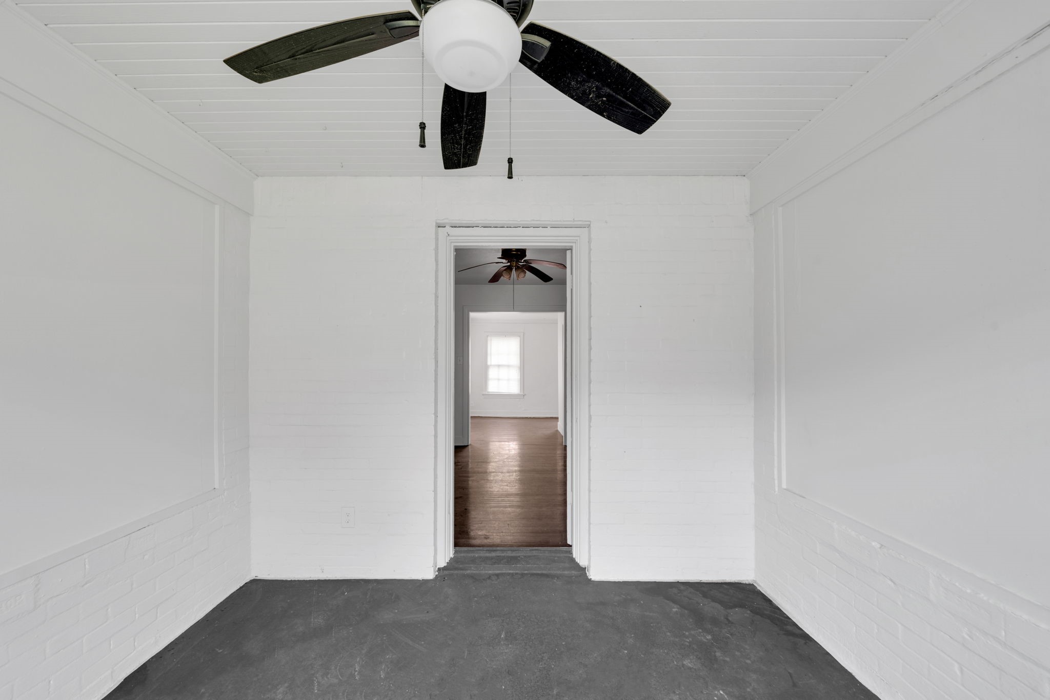 1947 Richmond Avenue, Unit A Houston, TX 77098 - Photo 8 of 14 an empty room with closet and windows