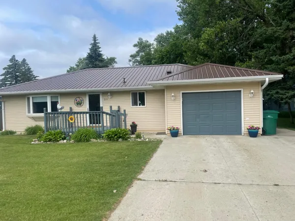 $205,000 | 311 4th Avenue East, Abercrombie, ND 58001