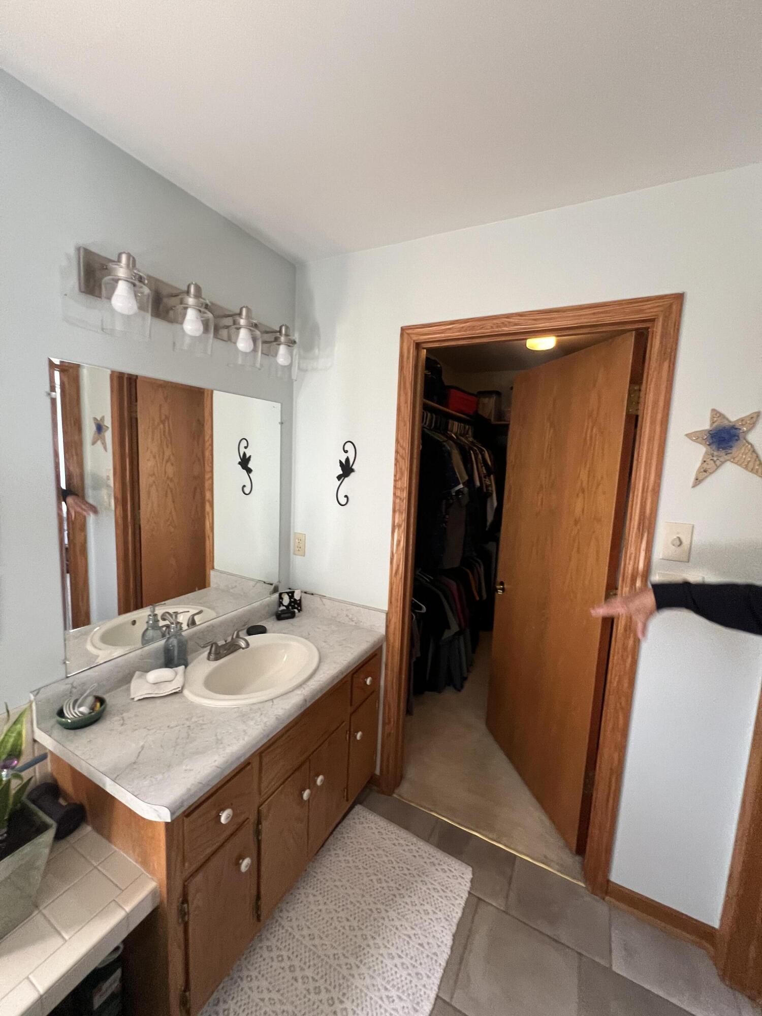 W253-s10980 Hunters Run Mukwonago, WI 53149 - Photo 12 of 30 Primary Bedroom - Second Level