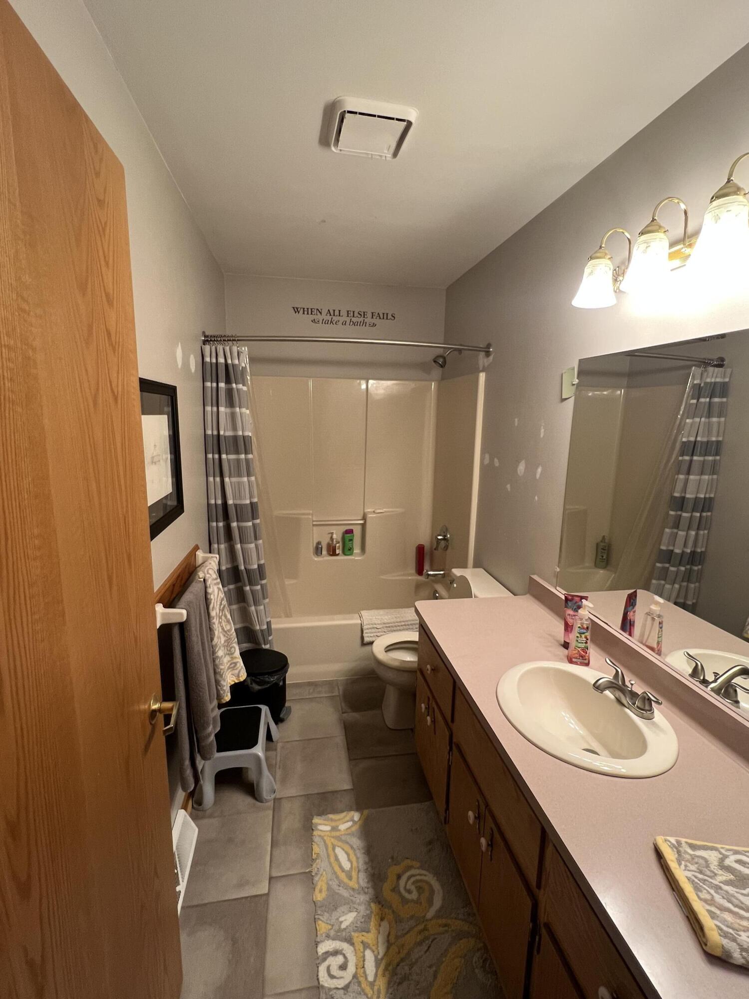W253-s10980 Hunters Run Mukwonago, WI 53149 - Photo 17 of 30 Full Bathroom #2 - Second Level
