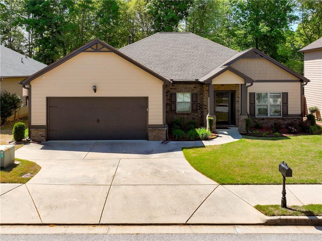a view of a house with backyard