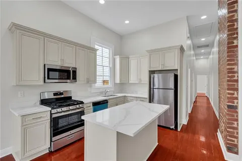 $2,800 | 2512 Laurel Street, New Orleans, LA 70130