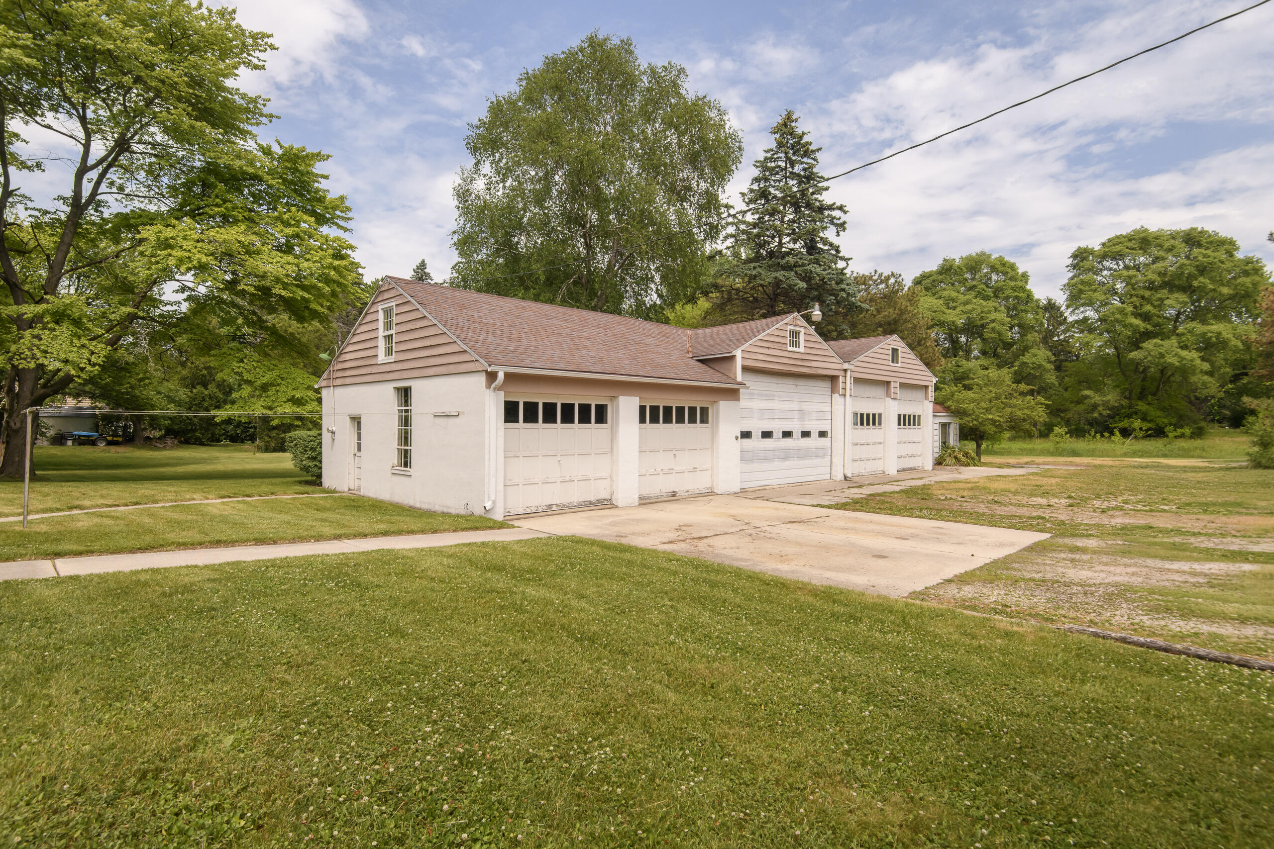 9610 North Cedarburg Road Mequon, WI 53092 - Photo 3 of 28 6 cars/Work Shop