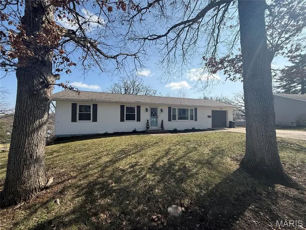 $325,000 | 6 Fair Oaks Drive, Hannibal, MO 63401