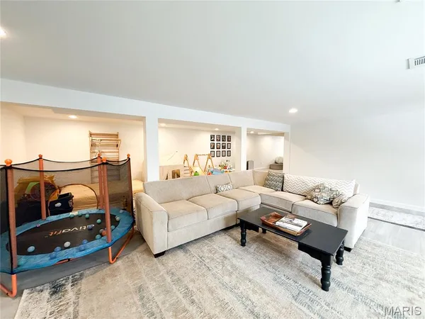 $325,000 | 6 Fair Oaks Drive, Hannibal, MO 63401