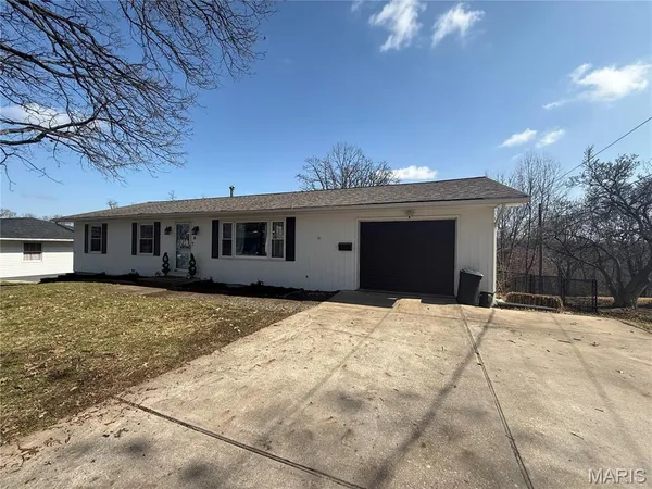 $325,000 | 6 Fair Oaks Drive, Hannibal, MO 63401