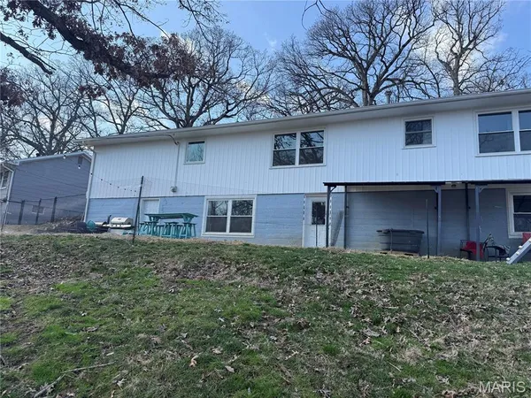 $325,000 | 6 Fair Oaks Drive, Hannibal, MO 63401