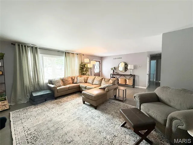 $340,000 | 6 Fair Oaks Drive, Hannibal, MO 63401