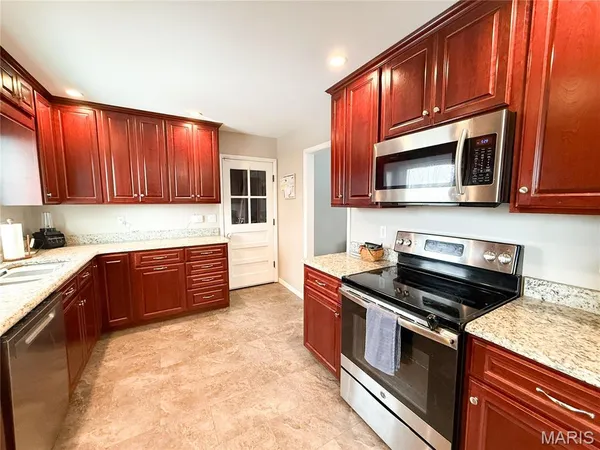 $325,000 | 6 Fair Oaks Drive, Hannibal, MO 63401