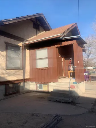 a view of back yard of the house