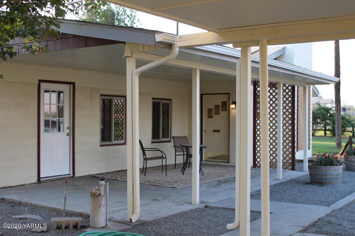 440 Gurley Road Granger, WA 98932 - Photo 2 of 25 a view of interior space with porch and furniture