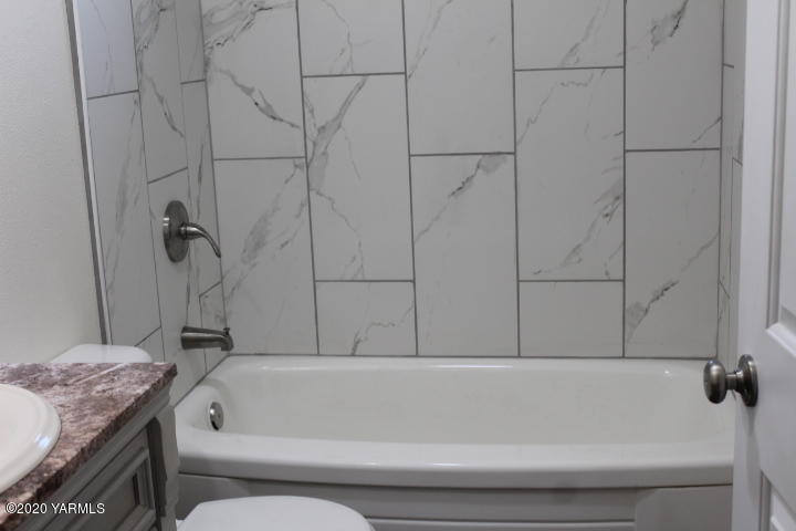 440 Gurley Road Granger, WA 98932 - Photo 11 of 25 a bathroom with a bathtub and shower
