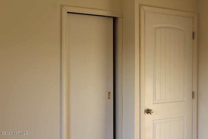 440 Gurley Road Granger, WA 98932 - Photo 14 of 25 a bathroom with a glass shower door