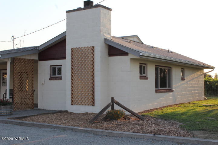 440 Gurley Road Granger, WA 98932 - Photo 15 of 25 a front view of a house with garden