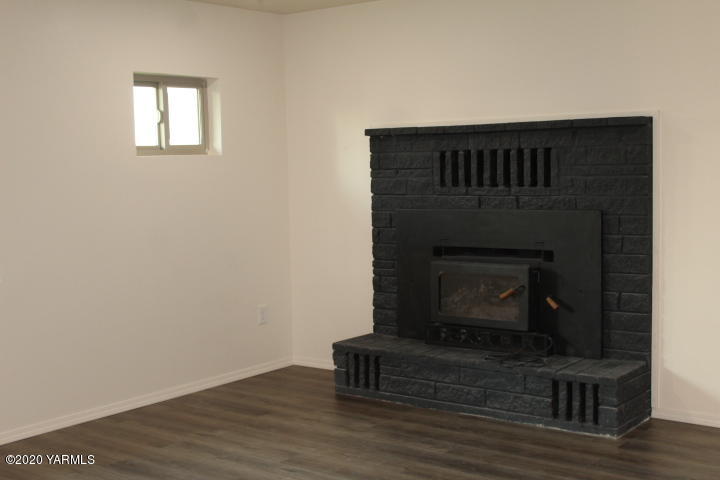 440 Gurley Road Granger, WA 98932 - Photo 9 of 25 a living room with a fireplace