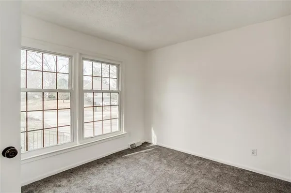 $400,000 | 10106 Northwest Mirror Lake Drive, Kansas City, MO 64152