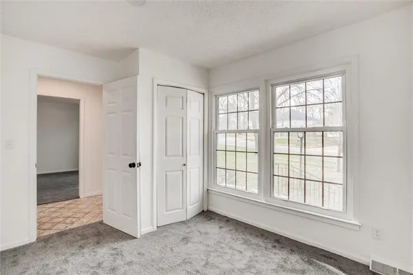 $400,000 | 10106 Northwest Mirror Lake Drive, Kansas City, MO 64152