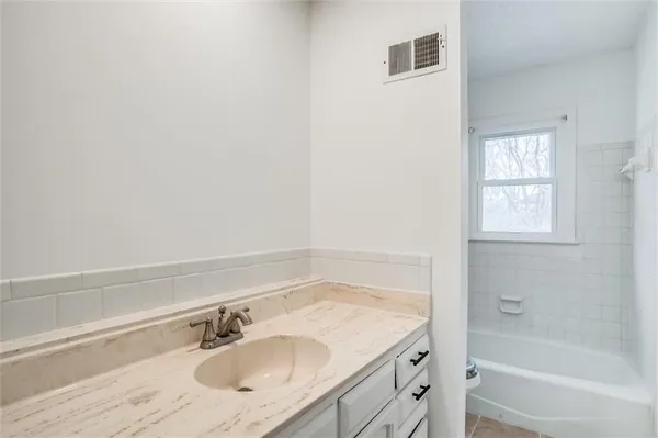 $400,000 | 10106 Northwest Mirror Lake Drive, Kansas City, MO 64152