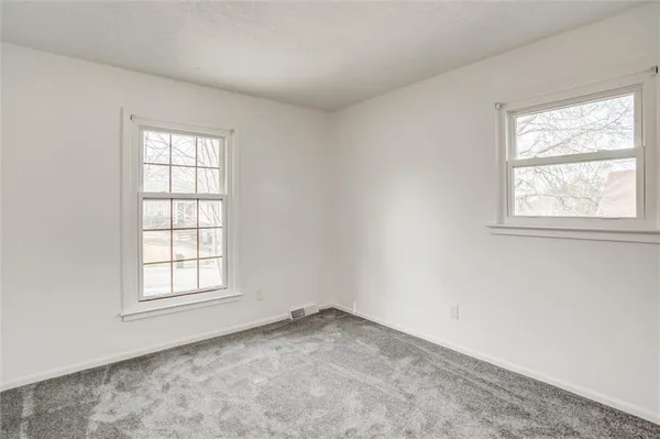 $400,000 | 10106 Northwest Mirror Lake Drive, Kansas City, MO 64152