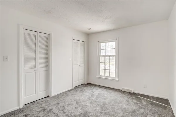 $400,000 | 10106 Northwest Mirror Lake Drive, Kansas City, MO 64152